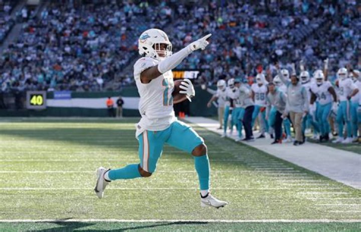 Jaylen Waddle Bio, Age, Height, Career, Net Worth, Family ·